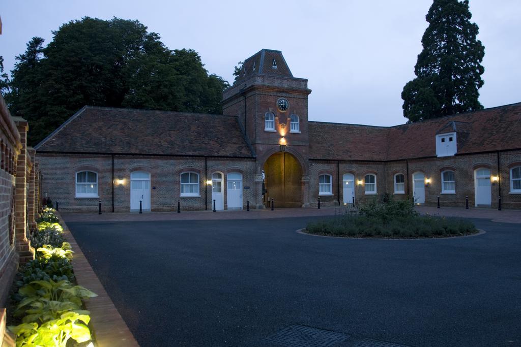 Oakley Hall Hotel Basingstoke Exteriör bild