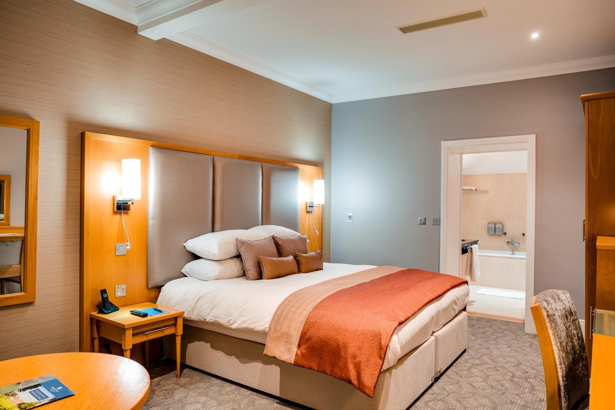 Oakley Hall Hotel Basingstoke Exteriör bild
